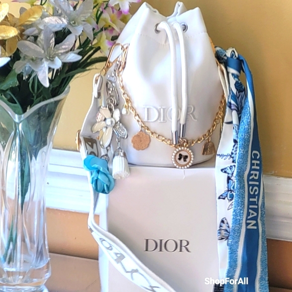 Dior - Picture 1 of 16